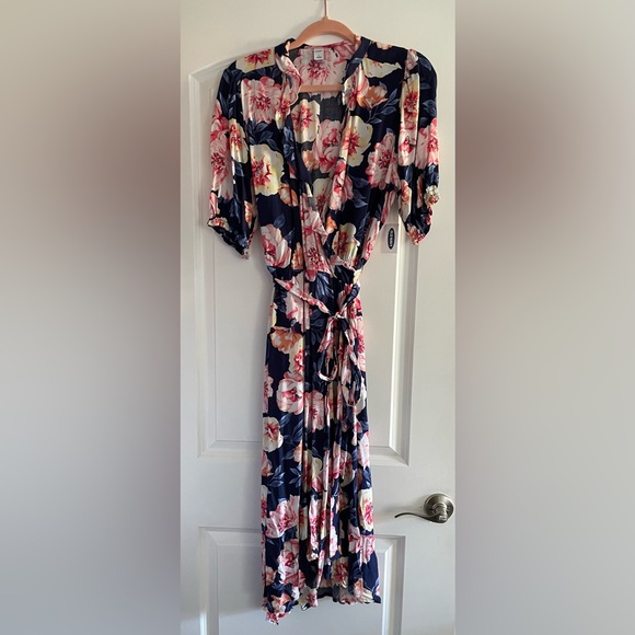 EUC Old Navy Wrap dress in Navy Floral 💙🩷 - Picture 1 of 5